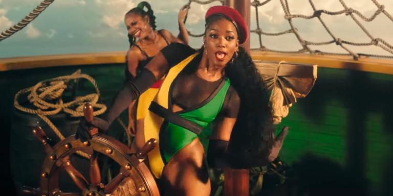 IZA se joga no rebolado como capitã de navio no clipe de ‘Brisa’