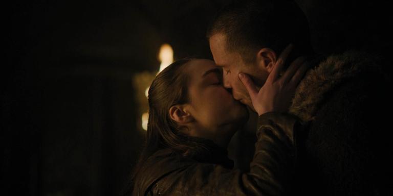 ‘Achei que era uma brincadeira’, diz Maisie Williams sobre cena entre Arya e Gendry em ‘Game of Thrones’