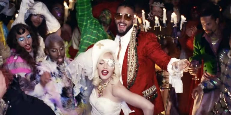 Madonna e Maluma se casam e se beijam no clipe de ‘Medellín’; veja