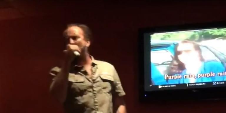 Nicolas Cage canta ‘Purple Rain’ irritado em karaokê