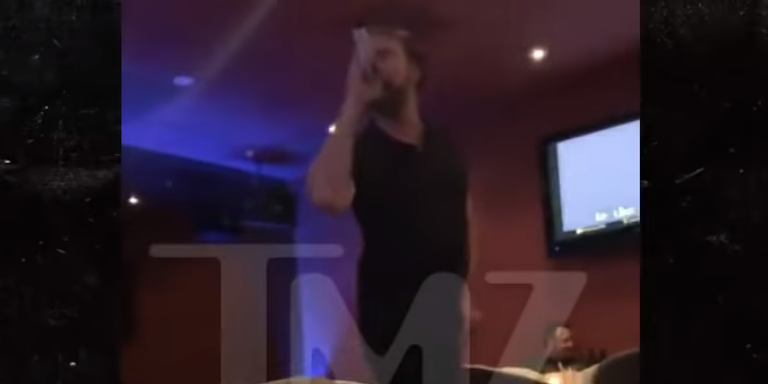 Nicolas Cage faz mais uma performance irritada e exaltada de ‘Purple Rain’ em karaokê