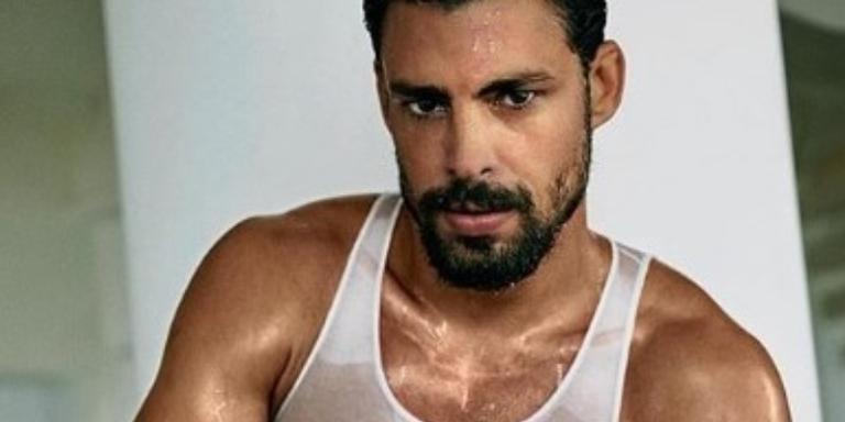 Cauã Reymond posta foto todo molhado, só de regata branca e cueca, e enlouquece fãs