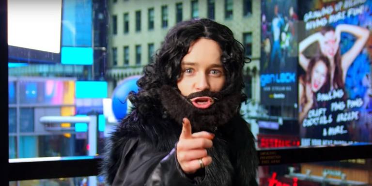 Emilia Clarke sai pela Times Square vestida de Jon Snow em campanha de ‘Game of Thrones’