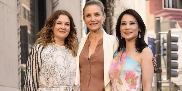Lucy Liu ganha estrela na Calçada da Fama com direito a reunião de ‘As Panteras’