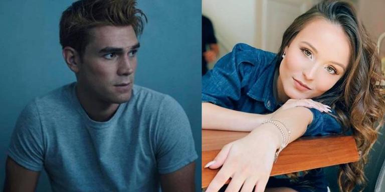 KJ Apa convida Larissa Manoela para assistir ‘Nosso Último Verão’ em comercial da Netflix