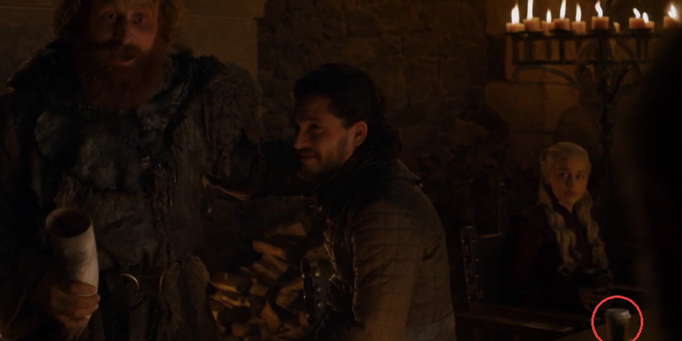Alguém esqueceu um copo do Starbucks na cena de ‘Game of Thrones’