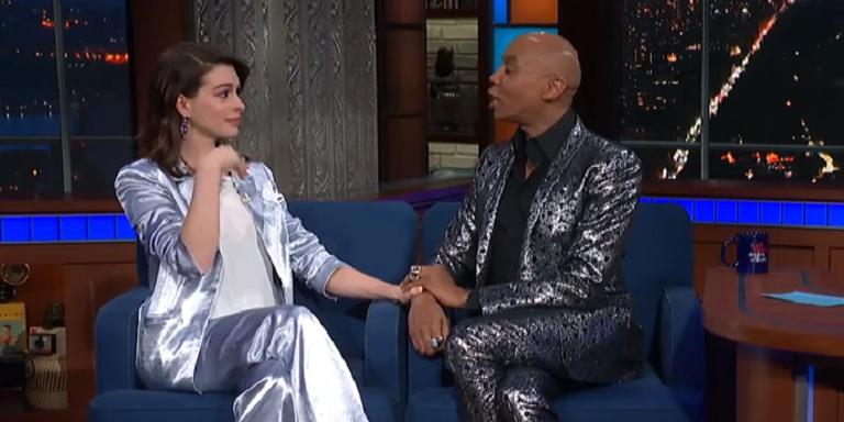 Anne Hathaway, super-fã de ‘RuPaul’s Drag Race’, chora ao conhecer RuPaul