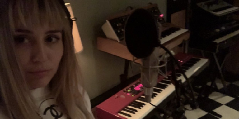 Miley Cyrus mostra que está de volta ao estúdio e que tem música nova vindo aí