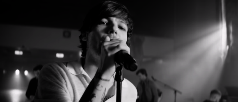 Louis Tomlinson lança novo clipe de ‘Two Of Us’, single que homenageia a mãe falecida