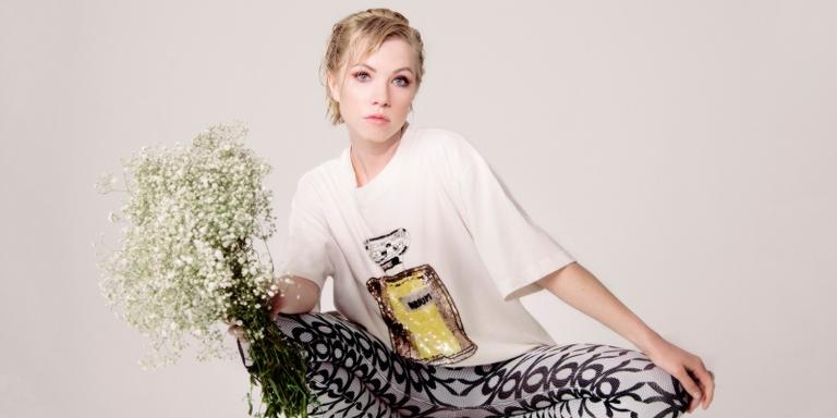 ‘Dedicated’, novo álbum de Carly Rae Jepsen, é lançado com alta aprovação da crítica