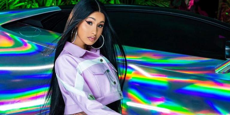 Cardi B cancela apresentação em festival por problemas com recuperação de cirurgias plásticas