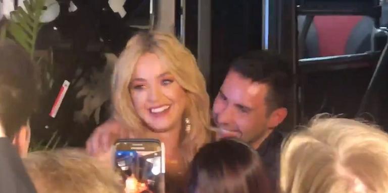 Katy Perry faz festa exclusiva para divulgar novo single e faz tatuagem com os fãs