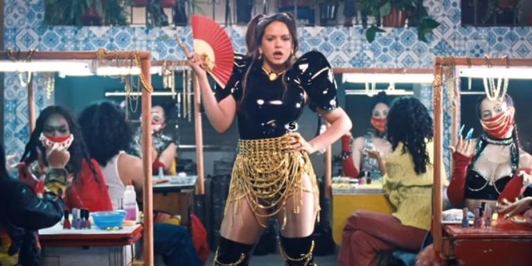 Rosalía comanda gangue de manicures no clipe de ‘Auto Cuture’; Veja