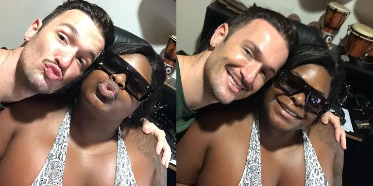 Diego Hipolyto e Jojo Todynho cantaram juntos em abertura de campeonato