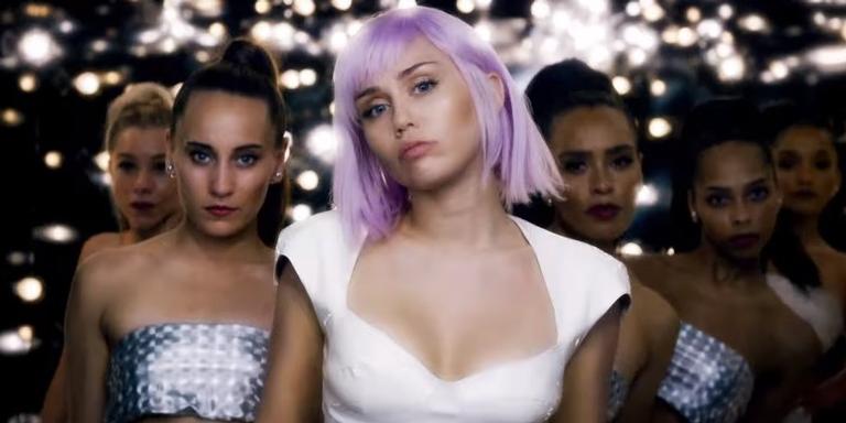 Miley Cyrus faz história e entra nas paradas da Billboard como Ashley O