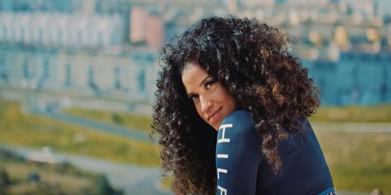 Saiba quem é a cantora original de ‘Faz Gostoso’, música regravada por Madonna e Anitta