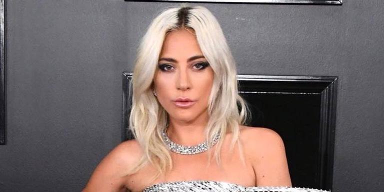 Lady Gaga se anima em show e acaba beijando trompetista casado