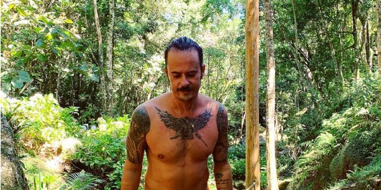 Paulo Vilhena faz postagem pelado, vídeo é apagado e ele ironiza