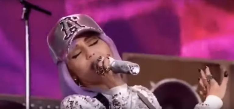 Miley Cyrus personifica Ashley O e canta ‘On A Roll’ no Glastonbury