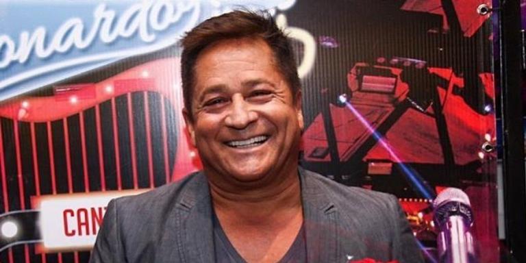 Leonardo lembra de Hebe ao rebater críticas de foto beijando Creone na boca: ‘Saudade dos selinhos da minha eterna amiga’