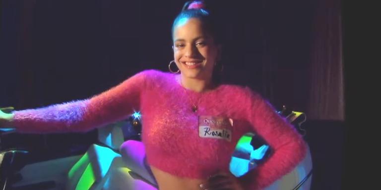 Rosalía lança duas músicas inéditas de uma só vez com clipe sobre poder e riscos do dinheiro