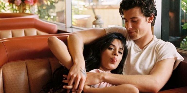 Namoro? Camila Cabello e Shawn Mendes são flagrados de mão dadas