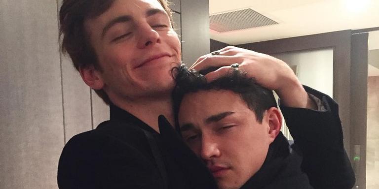 Nova fanfic? Fãs de ‘Sabrina’ torcem por namoro entre Ross Lynch e Gavin Leatherwood