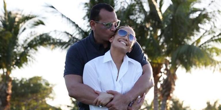 Jennifer Lopez recebe declaração pública de amor de noivo ao completar 50 anos