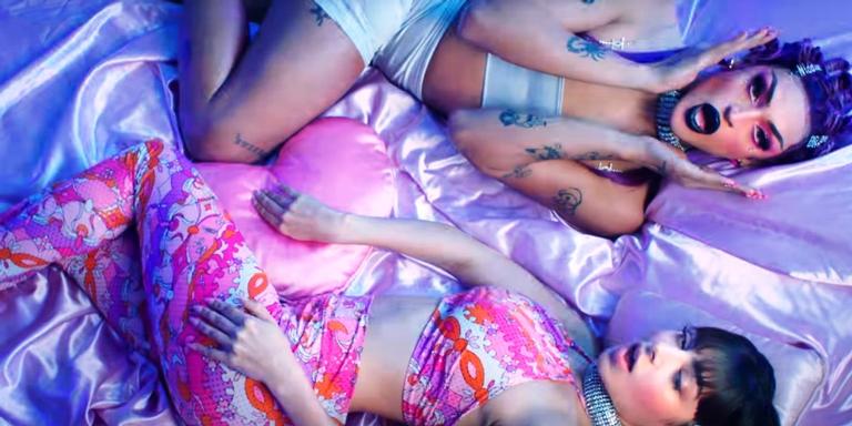 Pabllo Vittar lança clipe de ‘Flash Pose’, parceria em inglês com Charli XCX; veja