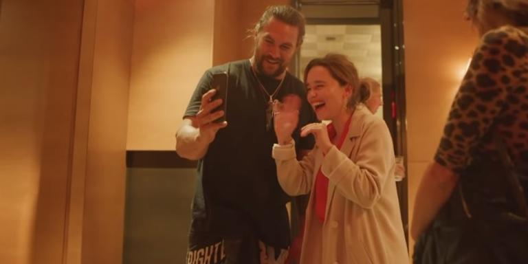 Jason Momoa e Emilia Clarke fazem chamada de vídeo com esposa do ator em festa surpresa para ele