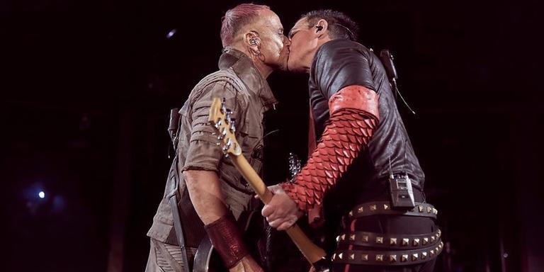 Integrantes da banda de rock Rammstein se beijam em protesto contra homofobia na Rússia