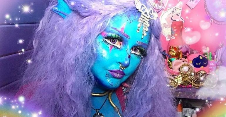 Mulher que se identifica como extraterrestre quer ter a pele definitivamente azul