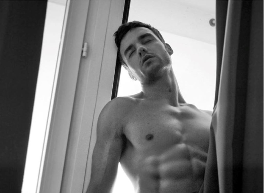 Liam Payne aparece novamente pelado em ensaio fotográfico