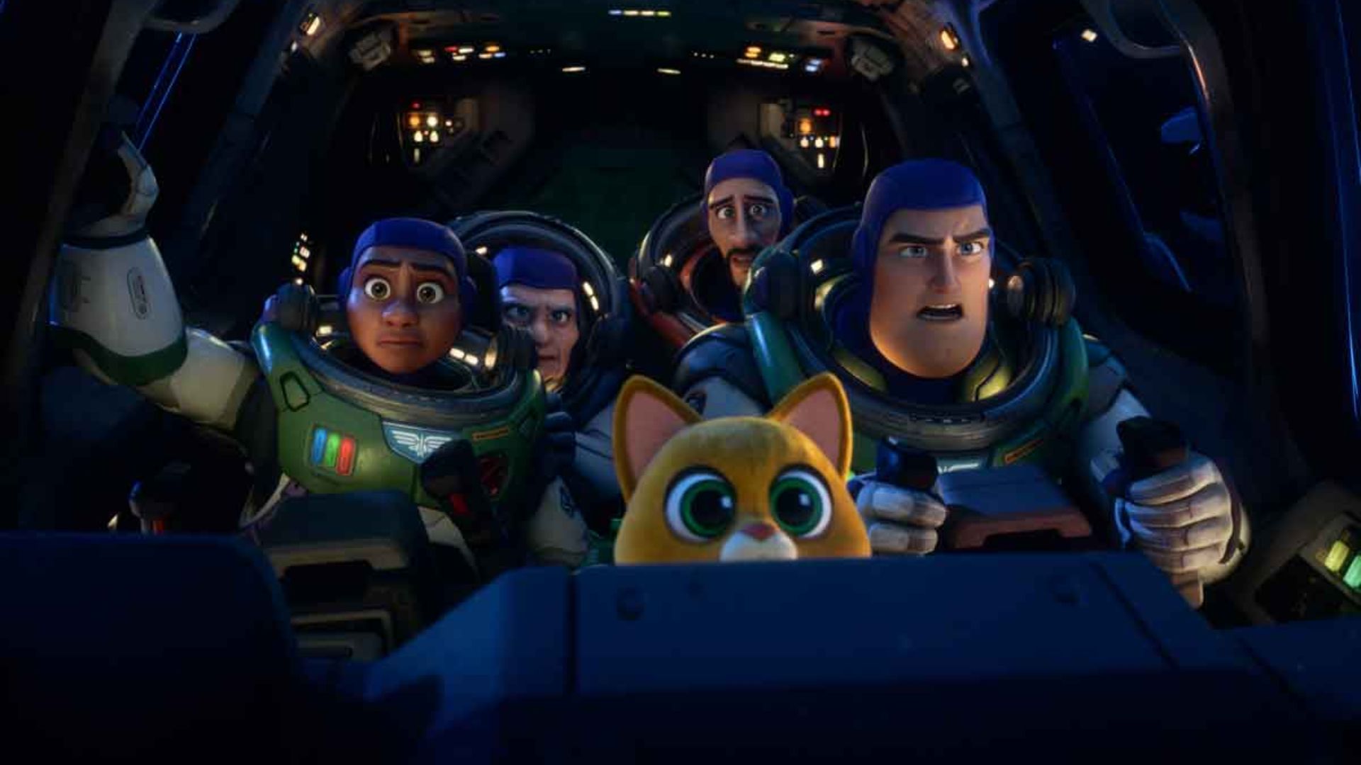 “Lightyear” é banido de países do Oriente Médio por cena com beijo gay; entenda