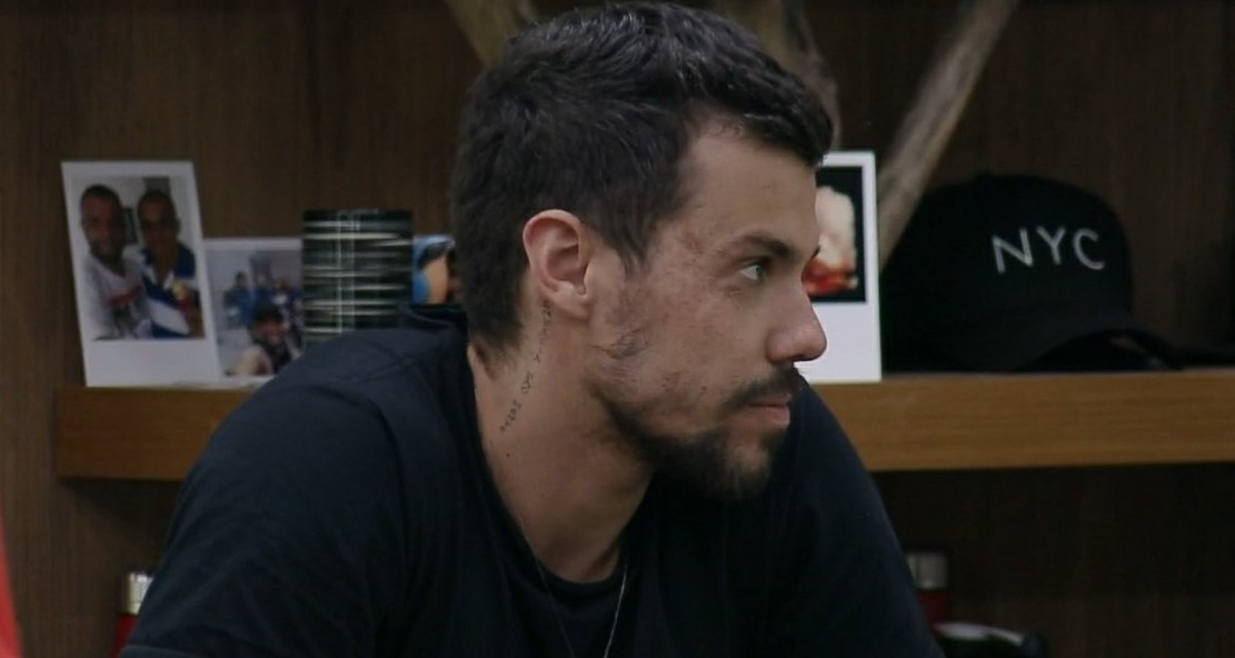 “A Fazenda 12”: Lipe Ribeiro quebra enfeite da casa ao atirar almofada em participante; veja o vídeo