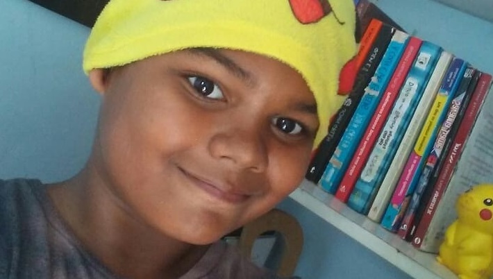 Após sofrer ataques racistas, menino de 12 anos conquista mais de 600 mil seguidores em sua página de dicas de leitura