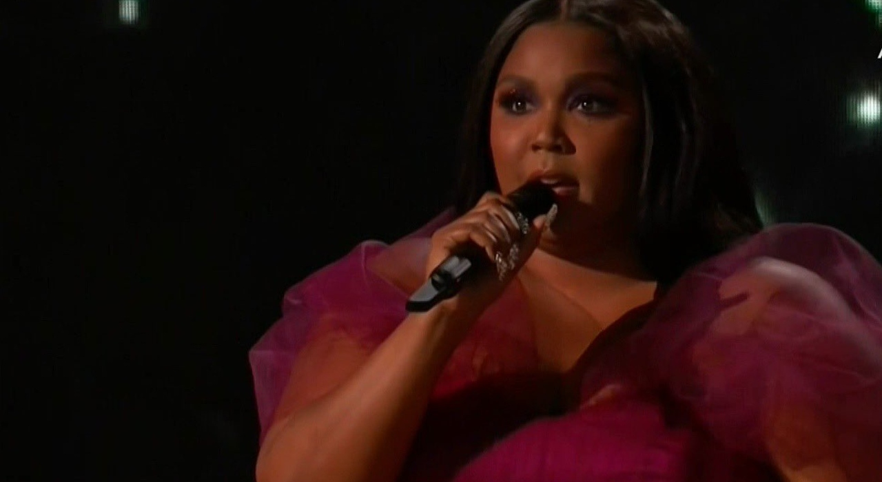 Lizzo prega amor próprio no palco do American Music Awards 2019