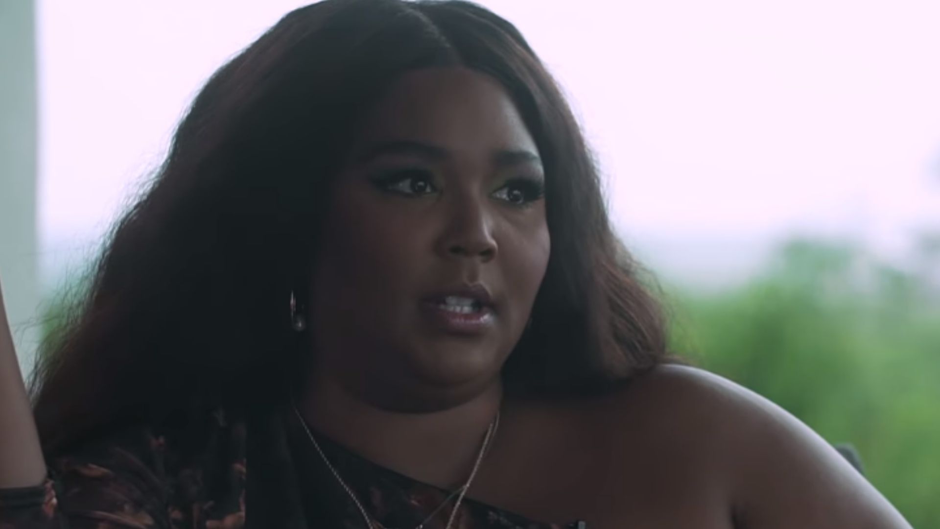 Lizzo não atribui fama a formas físicas: “Sou bem-sucedida, porque sou muito talentosa”