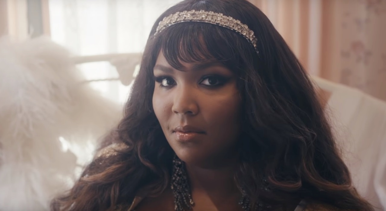 Lizzo entra com processo contra dois compositores que a acusaram de plágio em Truth Hurts