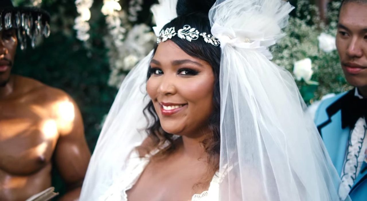 Lizzo completa sete semanas no topo da Billboard Hot 100 e empata recorde de Iggy Azalea