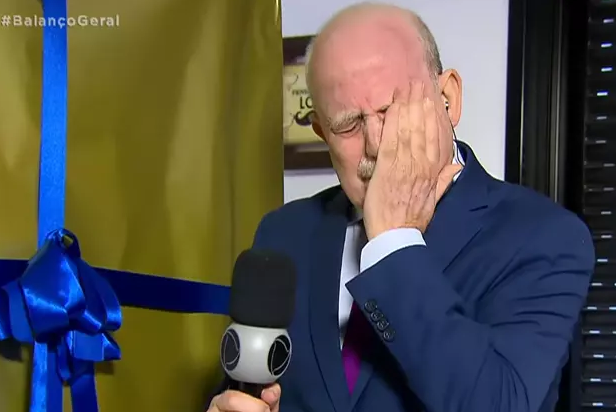 Renato Lombardi chora ao vivo no Balanço Geral