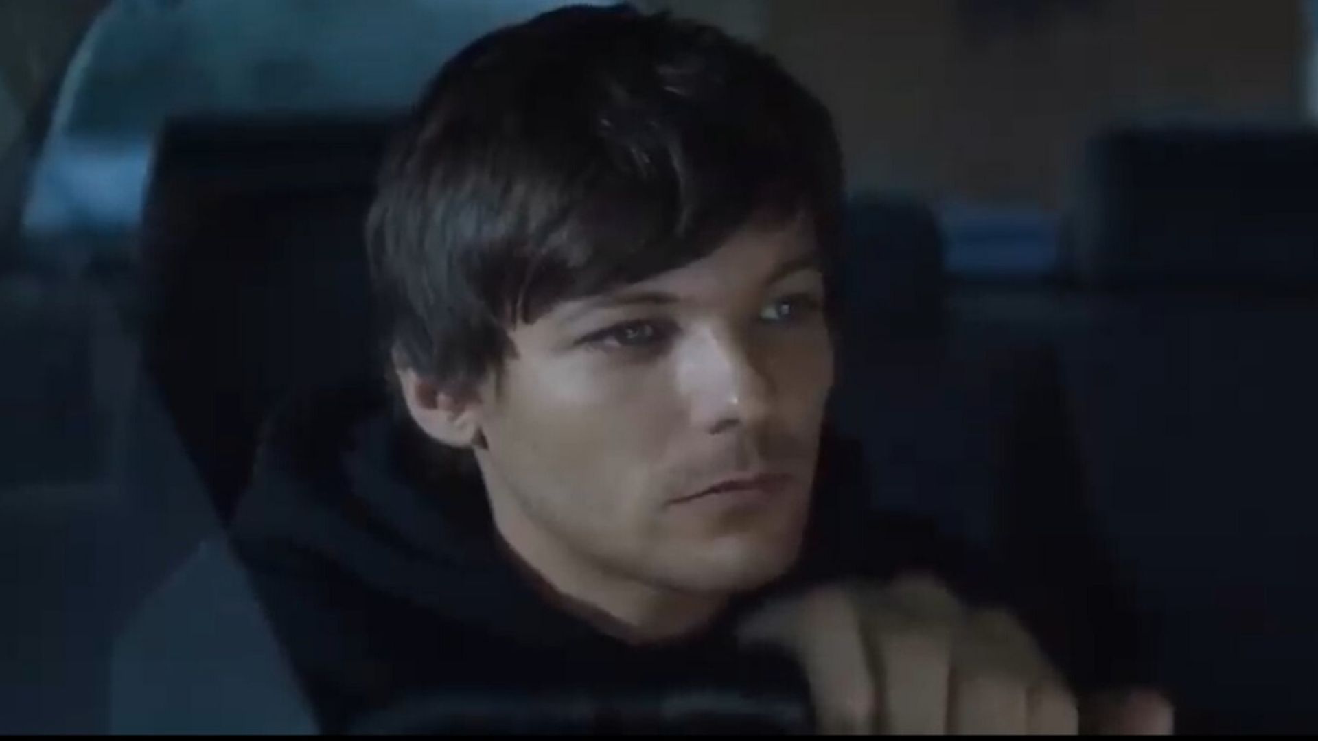 Louis Tomlinson planeja roubo no clipe de Don’t Let It Break Your Heart; assista