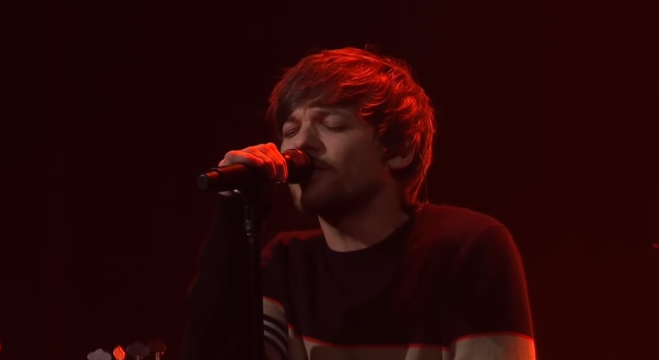 Louis Tomlinson canta We Made It pela primeira vez ao vivo na televisão; confira a apresentação