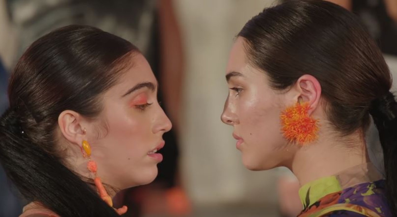 Filha de Madonna beija outra mulher em performance artística