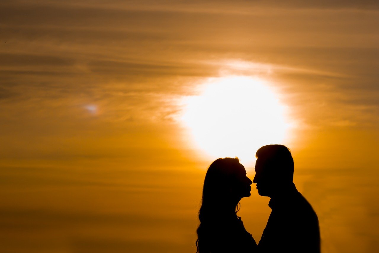 Para o Dia dos Namorados, taróloga ensina simpatia para conquistar o amor na quarentena