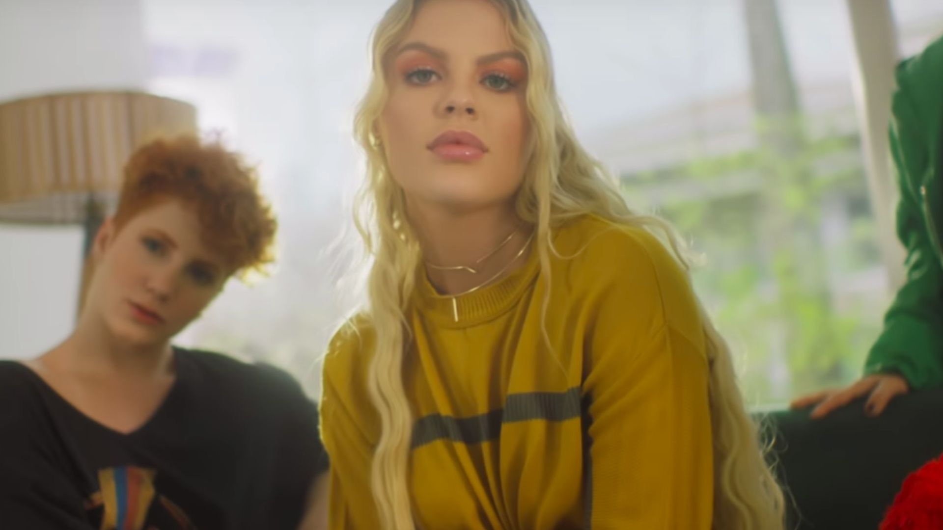 Luísa Sonza é uma sequestradora no clipe de Não Vou Mais Parar; assista