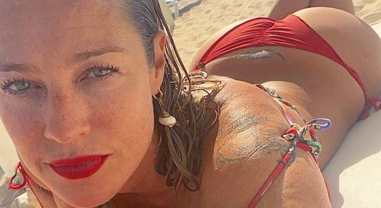 Luana Piovani abre espacate e faz topless em fotos ousadas; veja