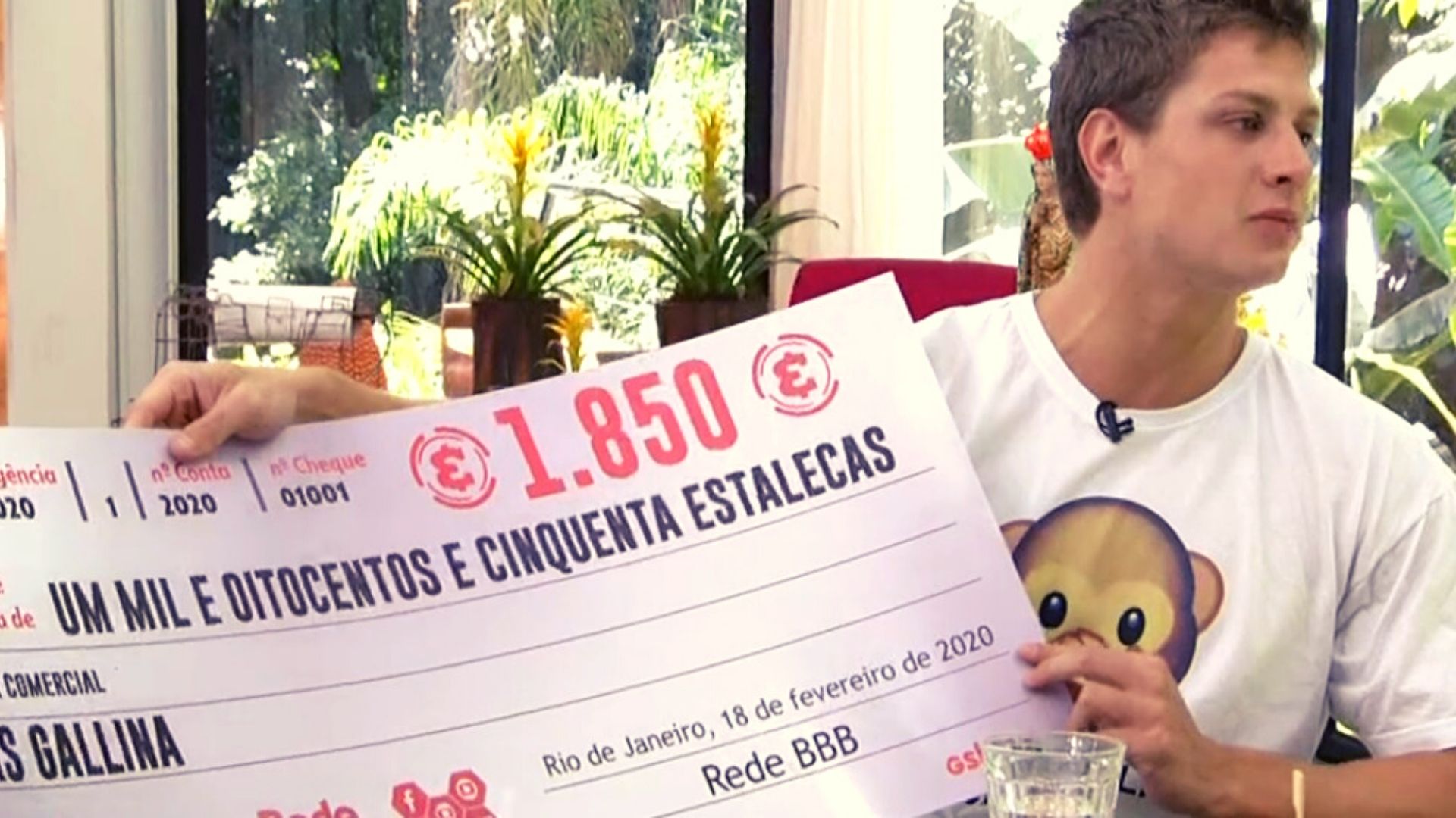 BBB20: Lucas “paga” café da manhã no Mais Você com cheque de estalecas após não contribuir com compras da xepa