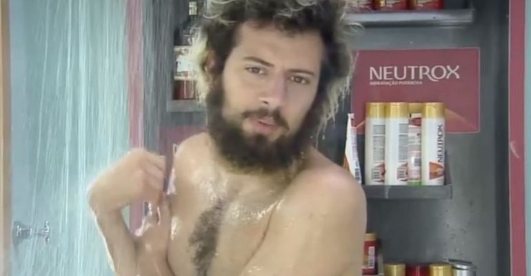 “A Fazenda 12”: Lucas Cartolouco revela aprendizados no confinamento: “Tomar banho”