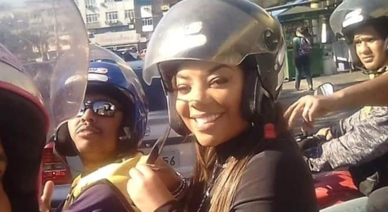 Ludmilla supera ”seu maior medo” e vai de moto para o programa Mais Você